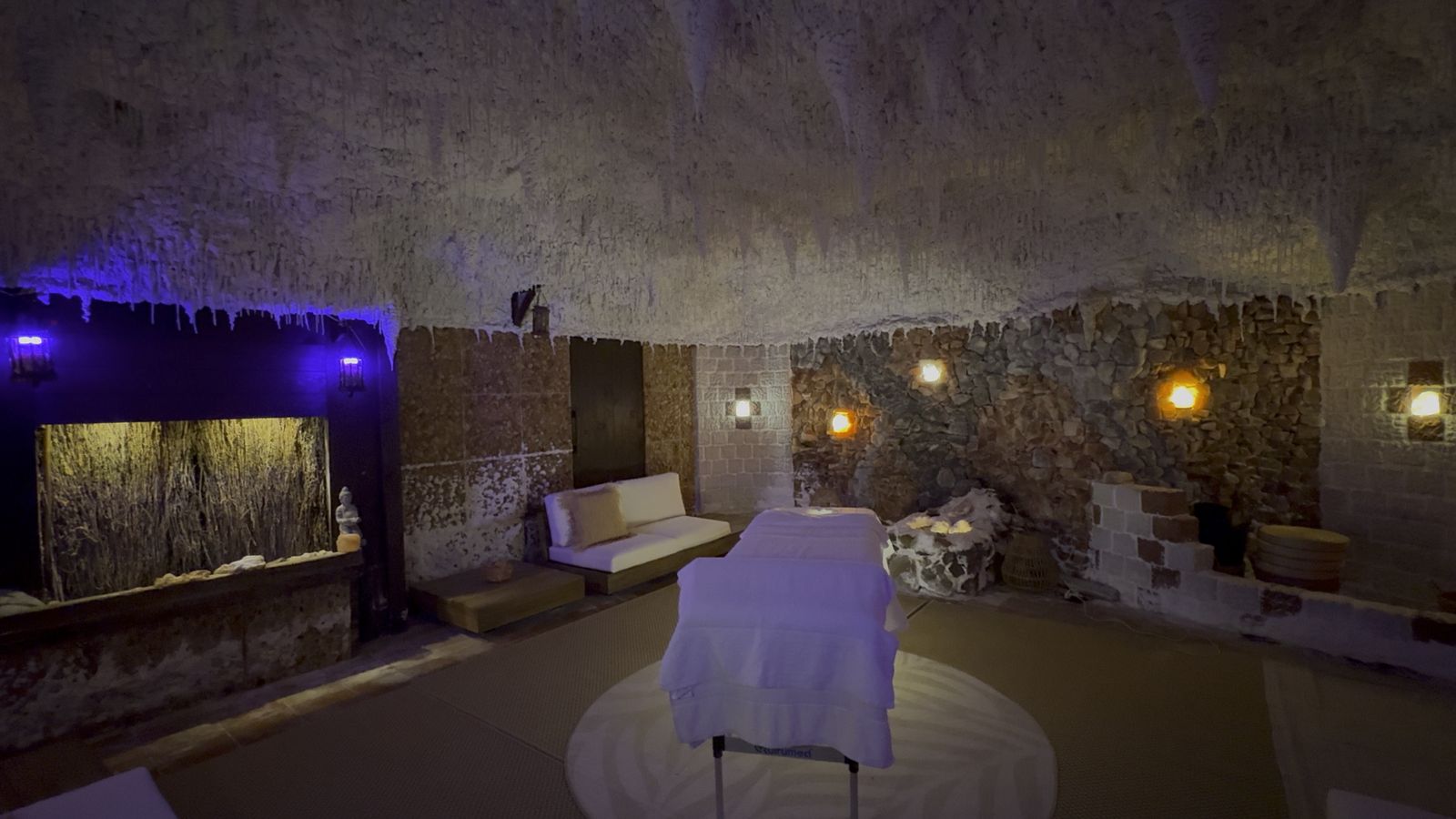 Ambiente dello studio di Tommaso Padula, grotta di sale con lettino da massaggio